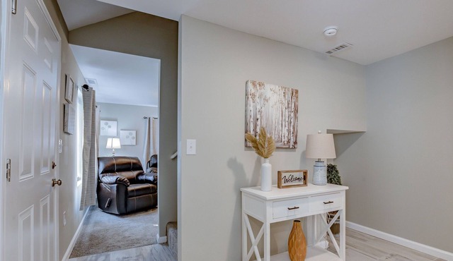 New Charming & Comfy~Walk to Restaurants~Backyard! in Hamilton