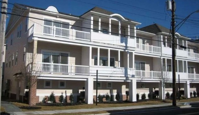 NEW! Corner Townhouse: 3BR, 2 balcony home, 2 blocks to beach!