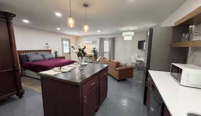 NEW! Cozy Quiet Studio-Walk to Route 66-Safe Area