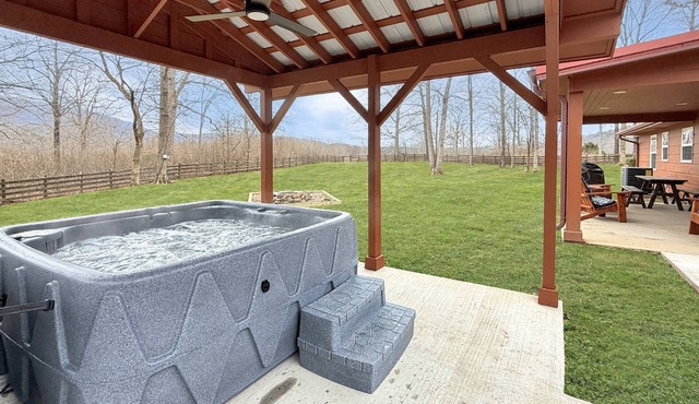 NEW - Hot tub - 3 acres - 5 min walk to lake fishing - 15 min Cloudland Canyon - 35 min Chattanooga
