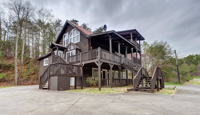 New listing! Adorable dwelling for two in the woods w/ full kitchen & patio area