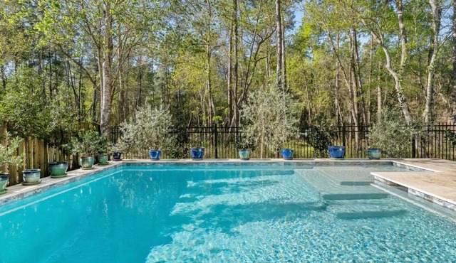 New Luxe 5BR 4BA Pool Villa in The Woodlands