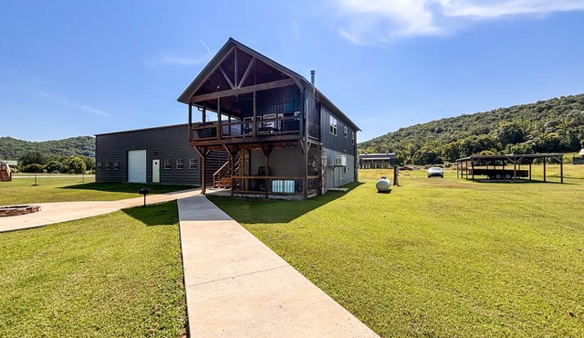 *NEW* River Valley Retreat ~ directly on White River in Mountain View