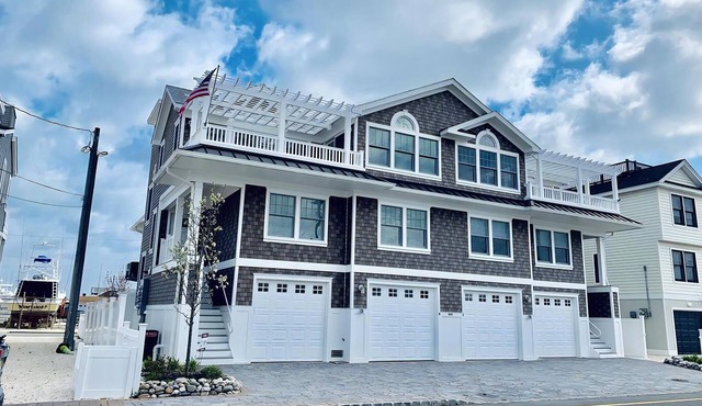 NEW TOWNHOUSE - CLOSE TO ALL BEACH HAVEN HAS TO OFFER!
