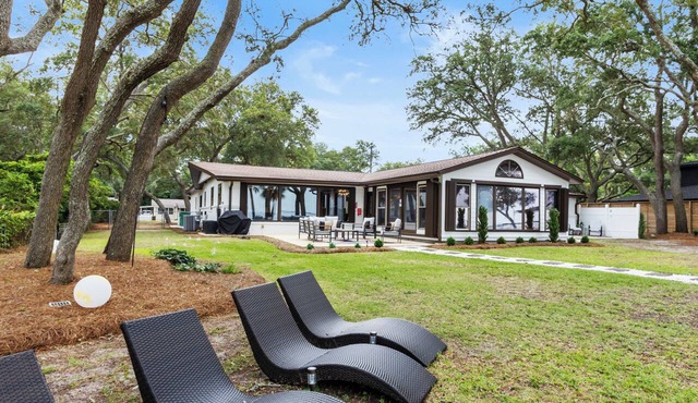 NEW Waterfront Escape - Easy Check-In/GYM/EV Charger! in Shalimar