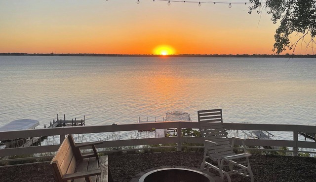 Newly Remodeled Lakefront 2-bedroom cottage - Best view on Clear Lake!