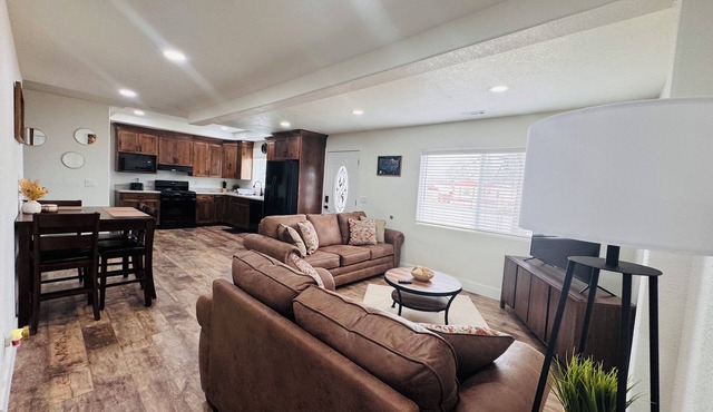 Newly reno’d 2-bed, 2 bath house with carport - 1 min drive from downtown Lamar.