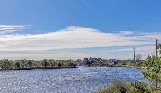 Newly renovated home with great views of Twilight lake.