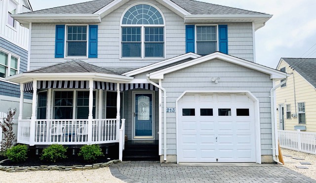 Normandy Beach - Fabulous 6BR/3BA On The Lagoon, Kayaks, Bikes, and Kids Room.