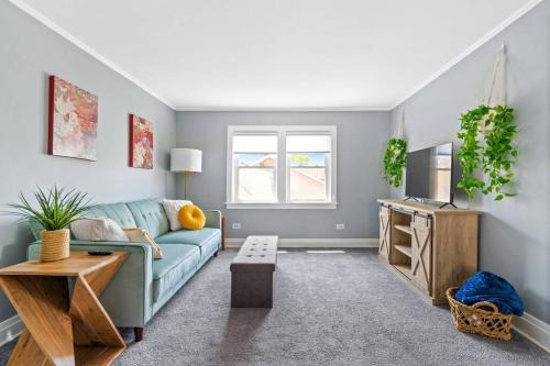 Norwood Park/Edison Park! Workstation & In-unit Laundry! 2nd Floor Apt