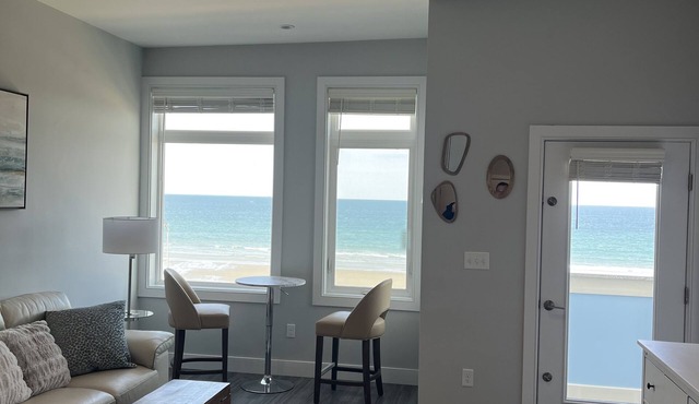 Ocean front Studio across from beach in Hull