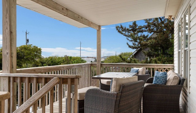 Ocean Views From Deck, Includes 2 Beach Chairs + 1 Umbrella, 2min drive to beach