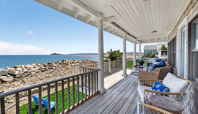 Oceanfront with Views! Sleeps 10, Central AC! in Scituate