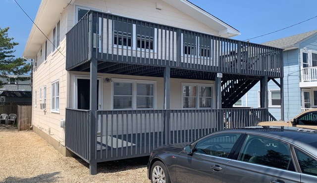 Oceanside Duplex, 7 houses to beach; 2nd floor