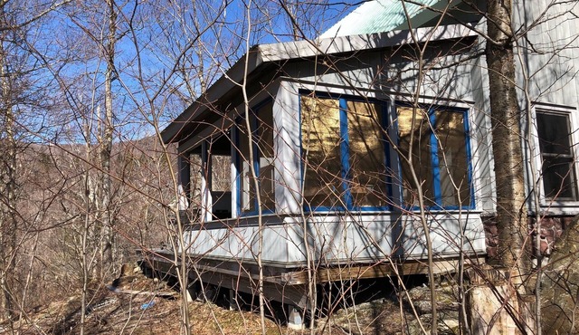 Off-grid Cabin with modern amenities next to National Forest and Trails