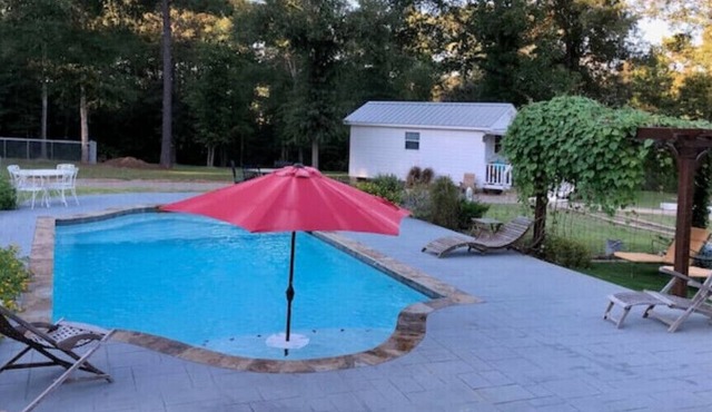 Off The Beaten Path Country Cottage in Willis