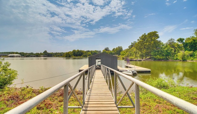 On-Site Lake Access: Pet-Friendly Vinita Home