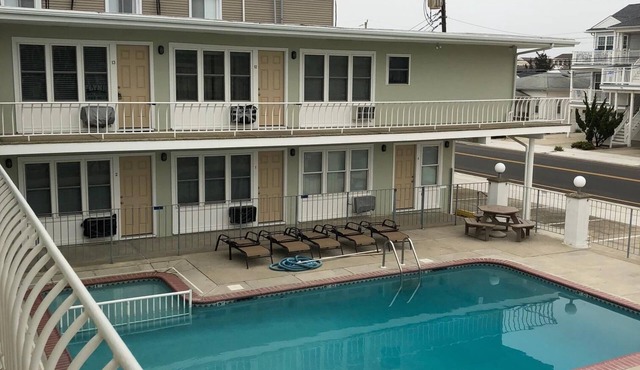 One bedroom Condo 1/2 block from the Beach