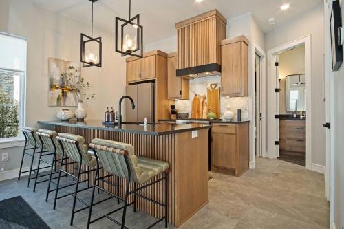 ONYX The Lark Stylish & Serene Edmond Oasis