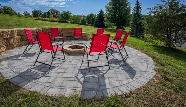 Outdoor Hot Tub, Pool Table, Huge Fire Pit - Close 2 Pools!