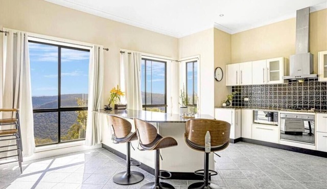 Panoramic Mountain View villa on 7ha of lands in Medlow Bath