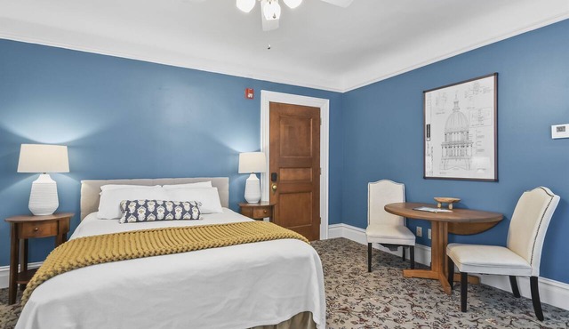 Pasfield House - Historic Mansion: Capital Suite in Springfield