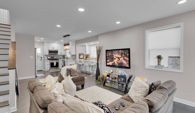 Peaceful 2BR/2.5BA DC Townhome: Private Gym,Parking, Metro & Work-Friendly Space