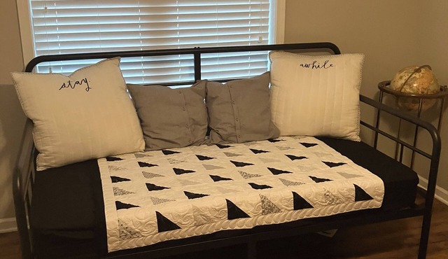 Peaceful 3 bedroom handicapped accessible house with AC in charming Hamilton.