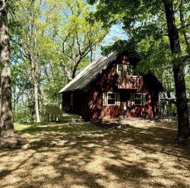 Peaceful Luxury Cabin with Floor-to-Ceiling Glass Views & Historic Gas Log Near Cloudland Canyon, Mentone, Alabama