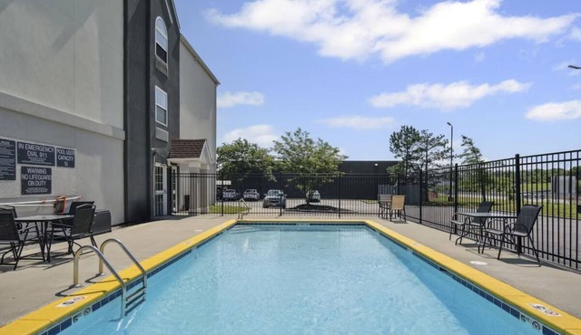 Peaceful Private Room w/Seasonal Pool for Rest & Recharge Near Local Attraction