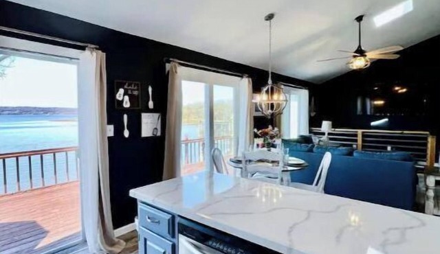 Peaceful Sunsets in Waterfront Cottage Includes 2 Kayaks, Sleeps up to 6