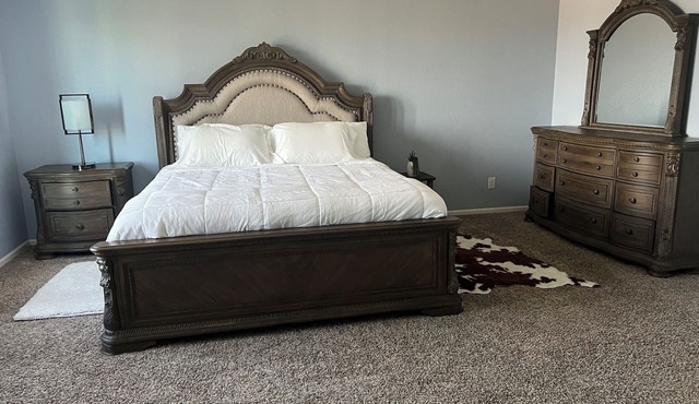 Perfect 4 bedroom house with large kitchen and living room located close to DIA
