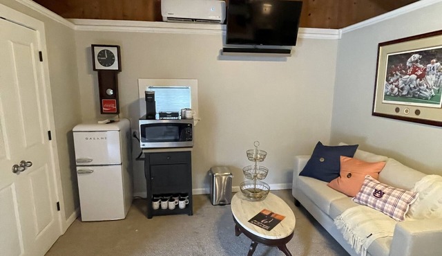 Perfect Game Day or Business Trip Stay Over. Half a mile from campus