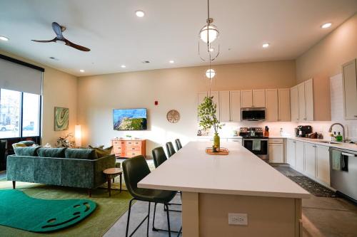Peridot Suite - NEW 2bdrm 2bath Loft near Mass!