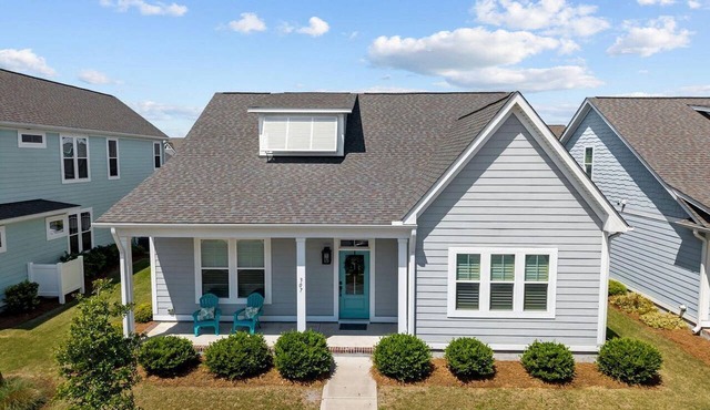 Pet-Friendly 3BR Coastal Cottage with Screened Porch & Community Pool in Beaufort, North Carolina