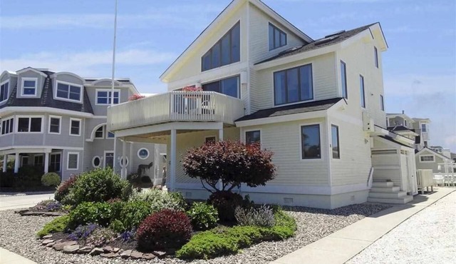 Pet Friendly, 5 Bedroom, 4 bath home close to the beach!