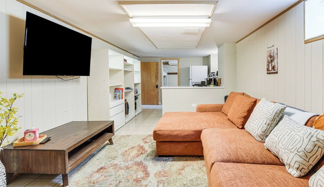 Pet-Friendly Abode, 2 Mi to Dtwn Evanston!