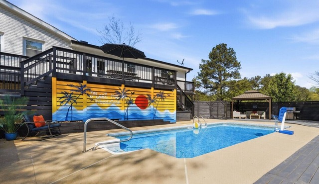 Pet-Friendly King Bed 1mi to Downtown Woodstock