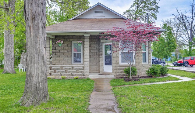 Pet-Friendly Pacific Cottage Near Purina Farms!