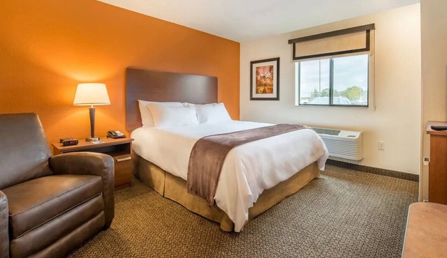 Pet-Loving Room Close to Trails at Lake Hastings – Affordable & Convenient