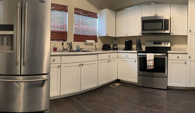 Pets OK, EZ to i-40, 4-Beds, Gig Ethernet & WiFi, EV Charger, Many Amenities