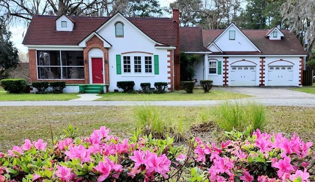 Picturesque Cottage with Pond Views Great for Family Getaways in Georgia