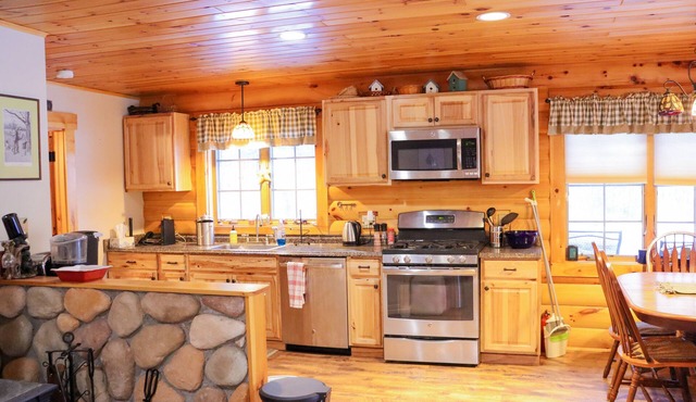 Pine View - tucked in the woods, with great amenities! in Rangeley