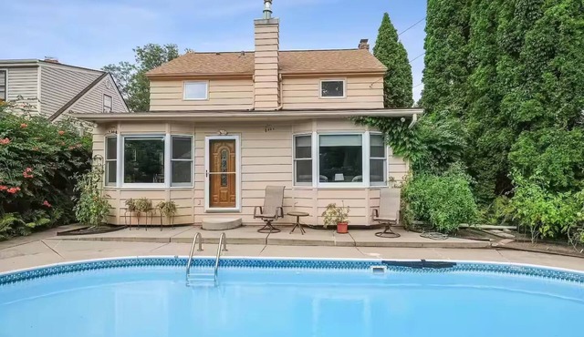 Pool open! Family friendly 3 bedroom home, inground pool, near downtown St. Paul