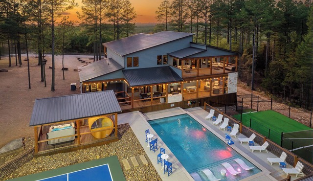 Pool Sauna Pickleball/Basketball Turf Field Game Room Sleeps 26 in Broken Bow