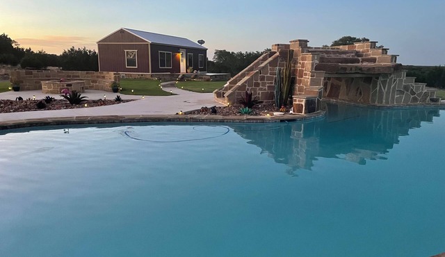 Poolside guesthouse in beautiful Hill Country