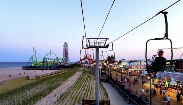 PREMIER HOST-2BR SEASIDE PARK SUITE#2, One Short Block to Beach,Kit,Liv. Room