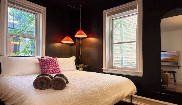 Pride Weekend | King Bed | Full Kitchen | Stylish