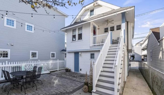 Private 1 bedroom condo w/loft 1 block to Beach & Boards/1 parking spot