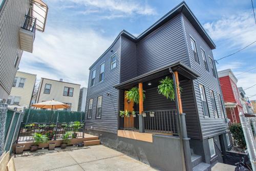Private 3BR Home Driveway Parking 15 min to NYC